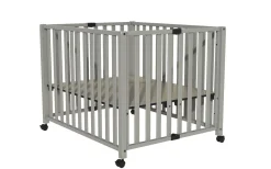 Bebies First Baby Box Met Wieltjes Sarah Clay 76 x 95 cm Met Matras