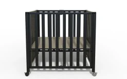 Bebies First Baby Box Met Wieltjes Sarah Zwart 76 x 95 cm Met Matras