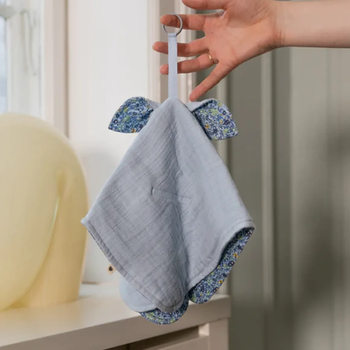 BIBS x Liberty Knuffeldoekje Kangaroo Chamomile Lawn Baby Blue