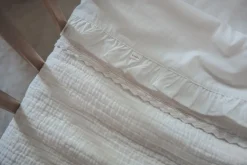 Koeka Ledikantlaken Ruffle Warm White 110x140 cm