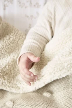 Meyco Baby Knots Teddy Ledikant Deken Soft Sand 100x150 cm