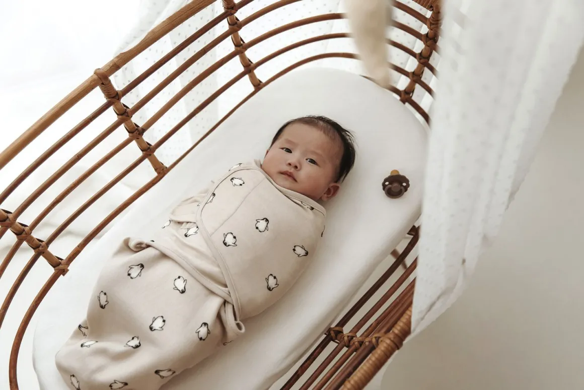 Meyco Baby Penguin Swaddlemeyco Inbakerdoek Soft Sand 4-6 Maanden