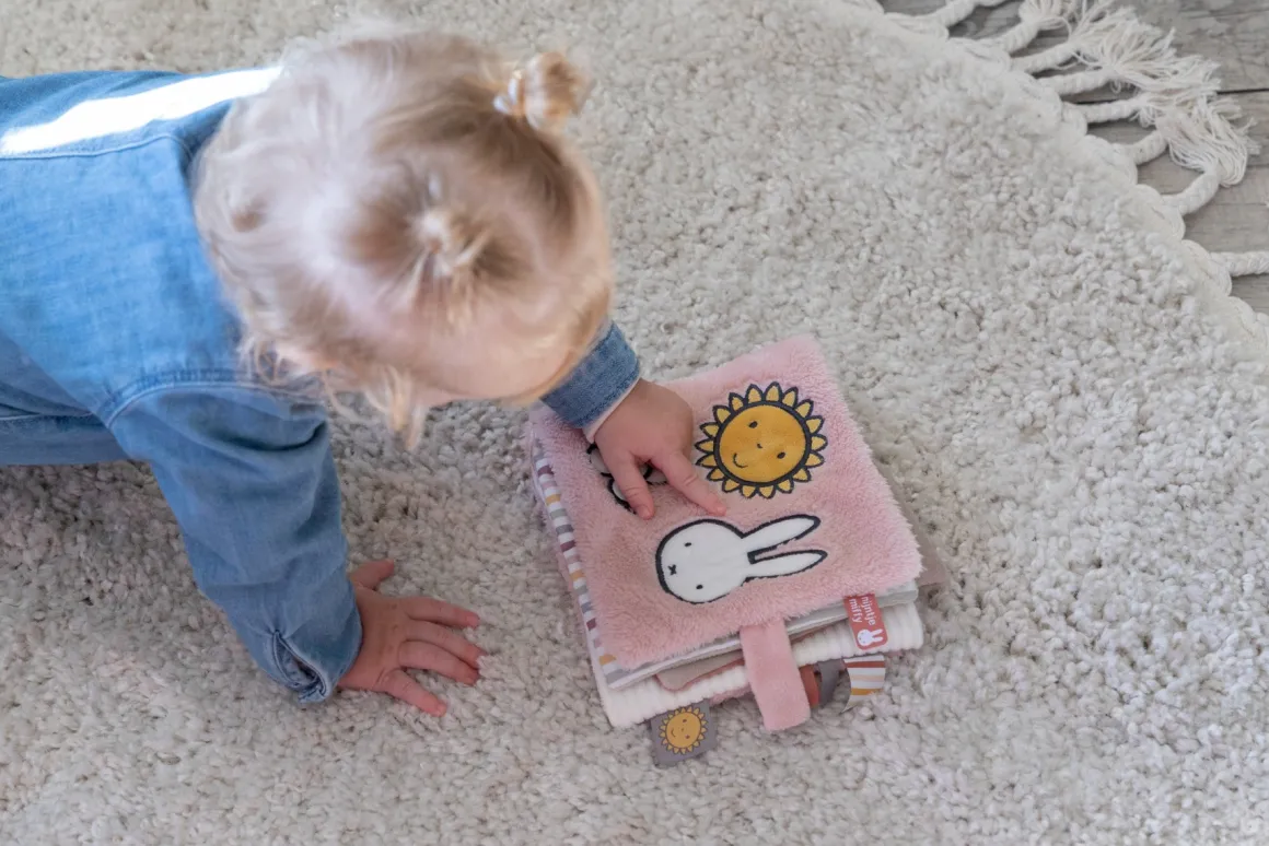 Nijntje Activiteitenboek Fluffy pink