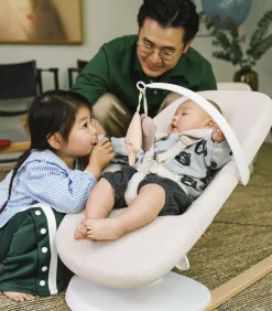 Stokke® Yoga™ Wip- en Schommelstoel Light Sand