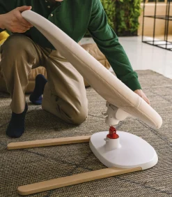 Stokke® Yoga™ Wip- en Schommelstoel Light Sand