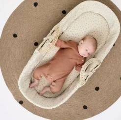 The Little Green Sheep Mozes Mand Quilted Linen Rice Met Standaard