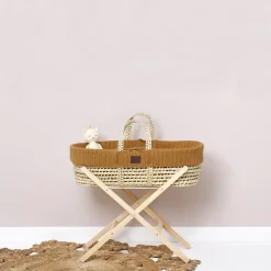 The Little Green Sheep Mozes Mand Knitted Honey Met Standaard